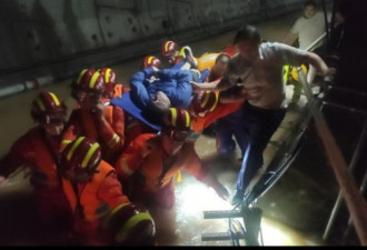 郑州5号线救援人员：隧道是倾斜 越往里水越深
