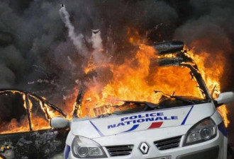 法国警方遭40多名暴徒围剿 敢火烧警察警方怒了