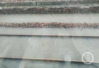 河南暴雨致路基下沉 火车倾斜 上千人被困高速