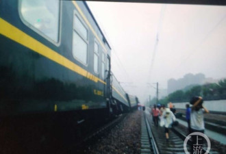 河南暴雨致路基下沉 火车倾斜 上千人被困高速