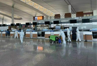 南京疫情蔓延 被感染的机场外包保洁员如何作业