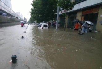 全面记录：郑州暴雨中，他们困在车厢里