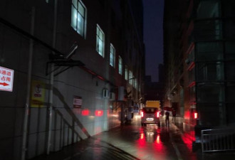 暴雨中郑州医院:断电 医生1对1给病患人工供氧