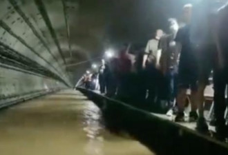 地铁水漫车厢致12死 为什么停在不利救援中间