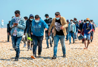 英国救生员因救难民而遭谩骂 难民就该被淹死?