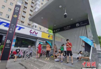 消防员忆郑州惊险营救 水像黄河样往地铁站里灌