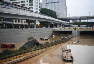 百车堆叠京广路隧道仍抽排 两个月前曾防汛演练