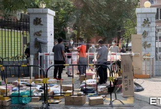 直击北京疫情1人确诊牵连1万人封闭 快递堆满地