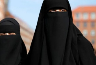 被塔利班占领后的城市枪声平息 妇女重穿上罩袍