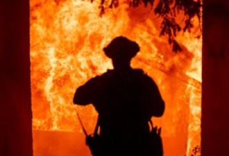 加州两场大火并在一处 威胁成千上万住宅