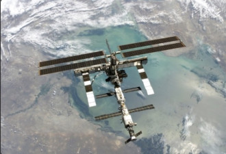 美国宇航员为了提前回地球把俄罗斯飞船钻个洞