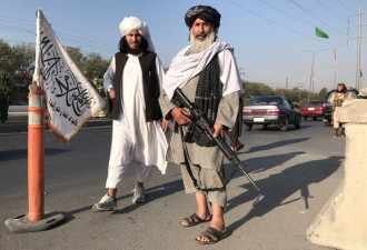 塔利班开始收缴民间武器 在内政部外站岗