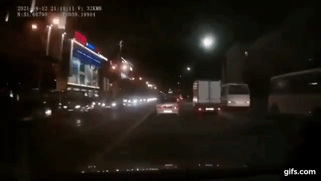 俄罗斯公车当街爆炸 行车纪录器拍下惊悚瞬间