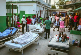 海地地震遇难者增至1300伤者5700 医院爆满