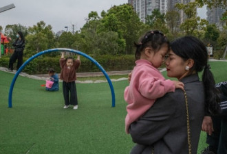 中国通过三孩政策 总和生育率跌破国际警戒线
