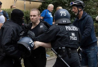 德国民众不满防疫禁令上街头 柏林爆发警民冲突