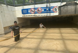 暴雨夜地库挪车后消失 妻子抱儿子寻夫