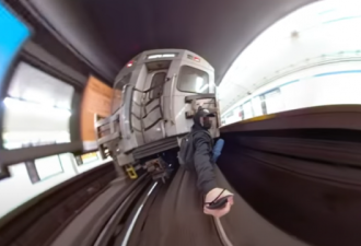 为了拍摄视频 多伦多男单手悬吊地铁车厢外