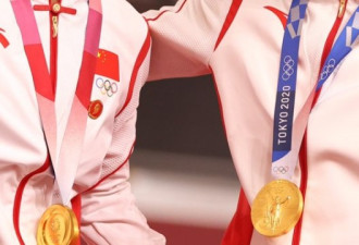 中国运动员领奖台上戴毛像章引国际奥委会调查
