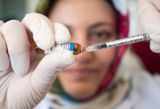 部分美国民众打死不接种疫苗 民调显示原因有二
