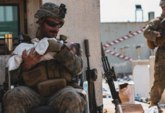 喀布尔机场外的一张美军照片 让网友泪崩了