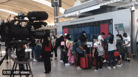 加拿大边境9000人罢工：多伦多机场挤爆