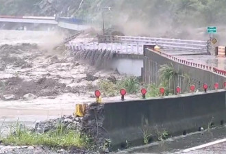 暴雨引发洪水冲毁高雄大桥 澎湖古蹟坍塌