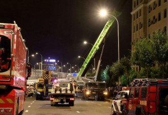哈尔滨办公大楼顶层坍塌 至少2死7伤