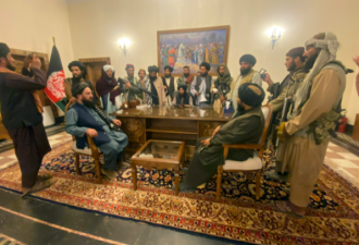 照片曝光：塔利班控制总统府 围办公桌拍照留念