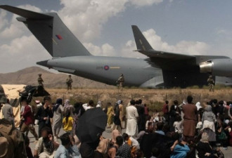 喀布尔机场十天至少有25人死亡 多数因饥渴