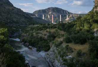 黑山天价高速公路:中国的好买卖，黑山的灾难？