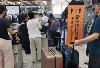 浦东机场现场直击：赴美留学生排队绵延千米 ！