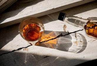 立陶宛16人喝了63岁奶奶的私酿酒 相继暴毙？