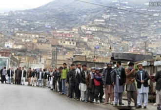 塔利班进城后:物价飞涨 使馆门口很多人在排队