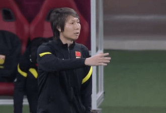 国足黑色3分钟：瞬间混乱，连丢2球！李铁急了