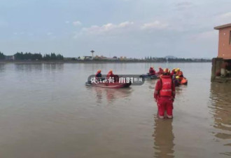 男子拍摄潮水时被卷走 杭州警方：已身亡