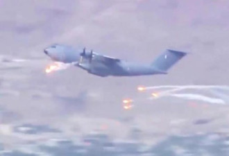 阿富汗撤员包机恐遭攻击 法运输机起飞射火焰弹