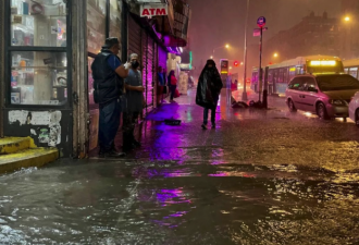 暴雨致大水冲入美国地铁 纽约市长宣布紧急状态