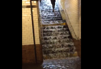 创纪录暴雨逼停纽约地铁站内一片狼藉如&quot;瀑布&quot;