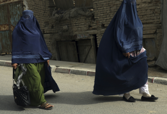 英国特种部队为躲塔利班假扮女性 穿罩袍蒙混