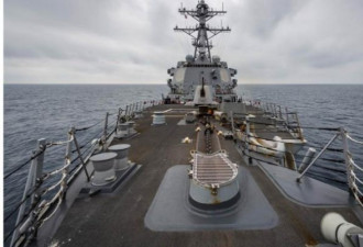 美国海军神盾舰喷出大量化学烟雾 受损状况不明