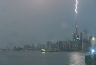 强雷暴席卷多伦多：2万户停电 CN塔被闪电击中
