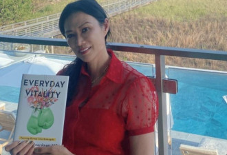 52岁邓文迪久违晒照，泳池旁看书太漂亮了！