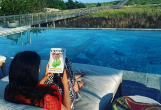 52岁邓文迪久违晒照，泳池旁看书太漂亮了！