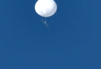 日本上空再现神秘白球：浮空中不动 坠着未知物