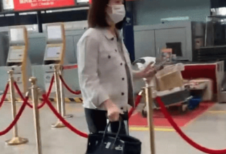 袁咏仪机场手提37万的名牌包包 戴27万的手表