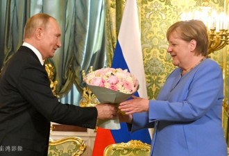 德国总理默克尔任内最后一次访俄 普京送鲜花