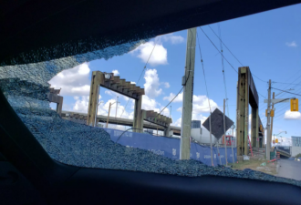 多伦多高速混凝土坠落砸爆汽车！司机险丧命！