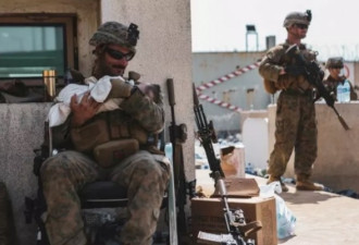 美军变奶爸 大兵哄阿富汗婴儿面露慈笑