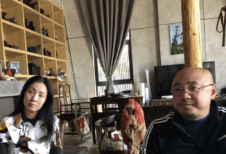 徐峥陪老婆云南旅游被偶遇 49岁小陶虹素颜抗打